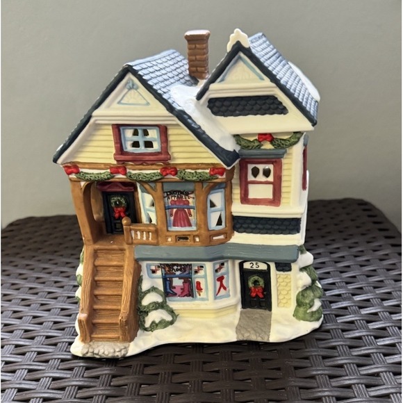 St. Nicholas Square Village - Ivy Holly House  w/ Original Box No Light - Picture 1 of 9